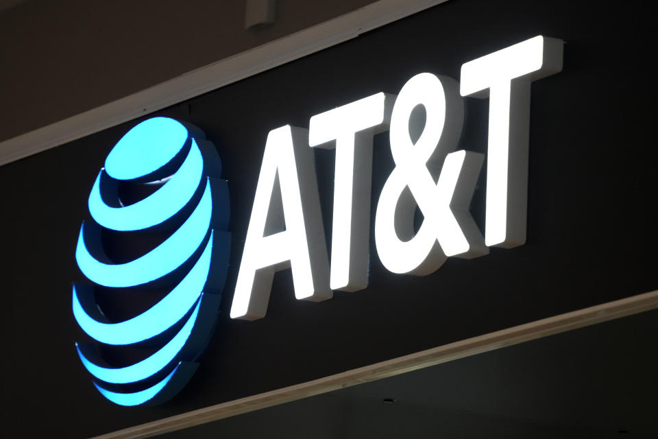 ARCHIVO - Un letrero de AT&T en una tienda en Pittsburgh, el 30 de enero de 2023. (Foto AP/Gene J. Puskar, File, archivo)