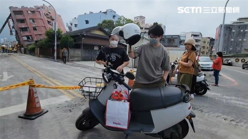 康老師的愛貓獲救，護送人員騎著機車帶牠就醫。（圖／記者呂彥攝影）