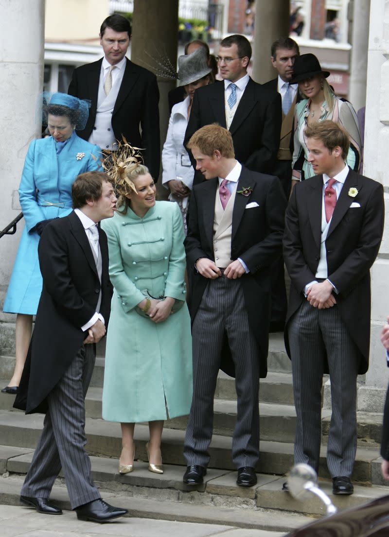 Laura und Bruder Tom mit Prinz William und Prinz Harry bei der Hochzeit ihres Vaters Prinz Charles mit Lauras Mutter Camilla. [Bild: Getty]