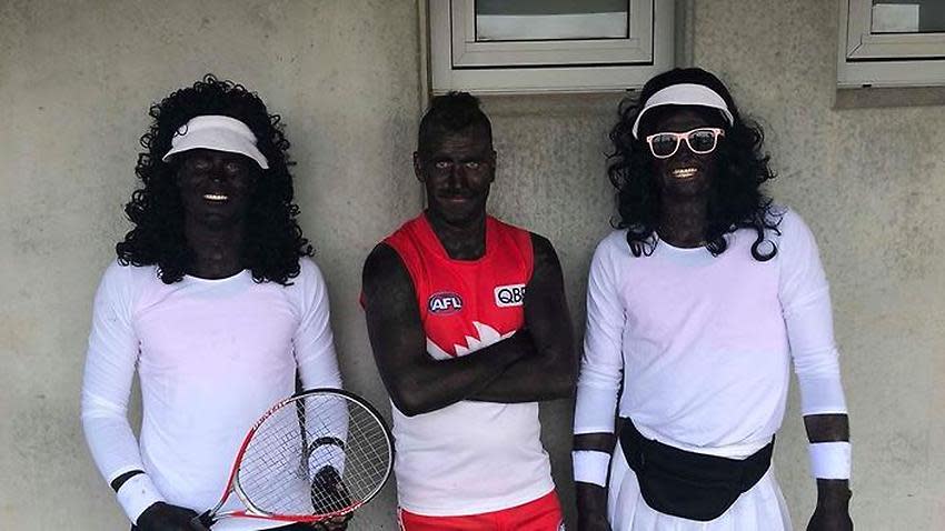 Estos jugadores del equipo australiano Penguin Football Club, quisieron rendir tributo a sus deportistas favoritos, pero su comportamiento fue calificado como un acto racista. <a href="https://twitter.com/fgonzalez_/status/1042260665681899521" rel="nofollow noopener" target="_blank" data-ylk="slk:Foto: Francis Gonzalez/Twittter;elm:context_link;itc:0;sec:content-canvas" class="link ">Foto: Francis Gonzalez/Twittter</a>