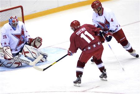 Russia's President Vladimir Putin (C) takes part in a friendly ice hockey match in the Bolshoi Ice Palace near Sochi January 4, 2014. REUTERS/Alexei Nikolskiy/RIA Novosti/Kremlin