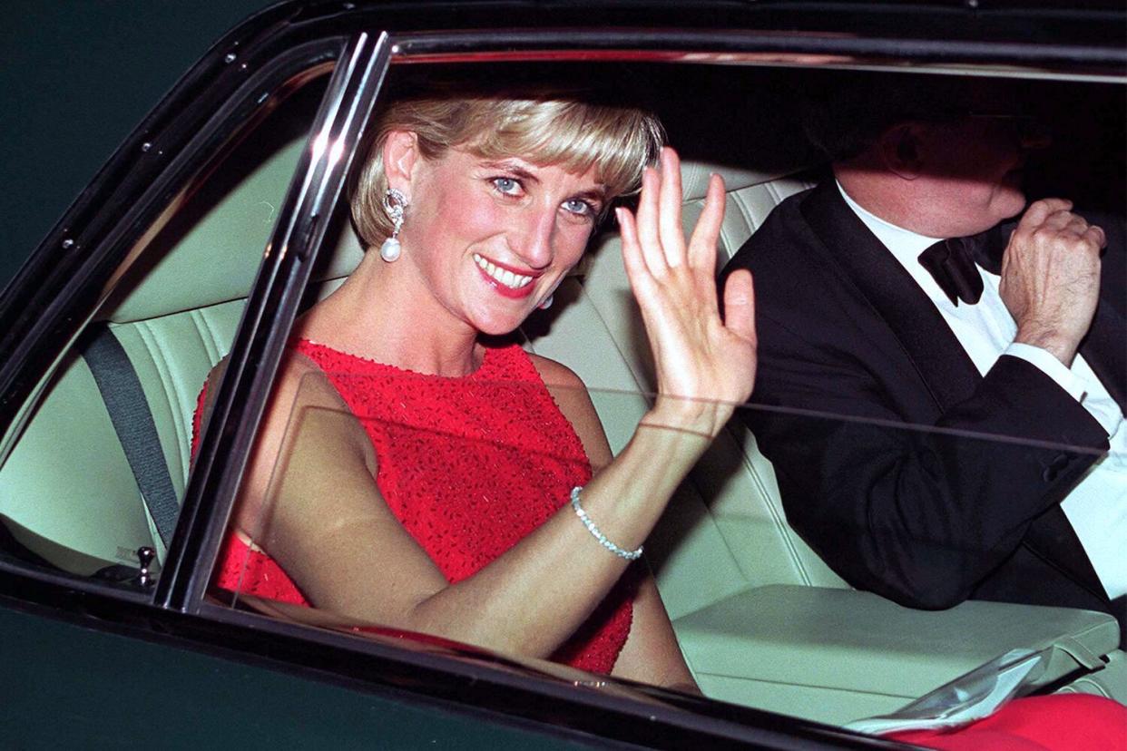 WASHINGTON, UNITED KINGDOM - JUNE 17: Diana, Princess Of Wales, At A Gala Dinner To Raise Funds For The Anti-landmines Campaign At The National Museum Of Women In The Arts, Washington, USA. (Photo by Tim Graham Photo Library via Getty Images)