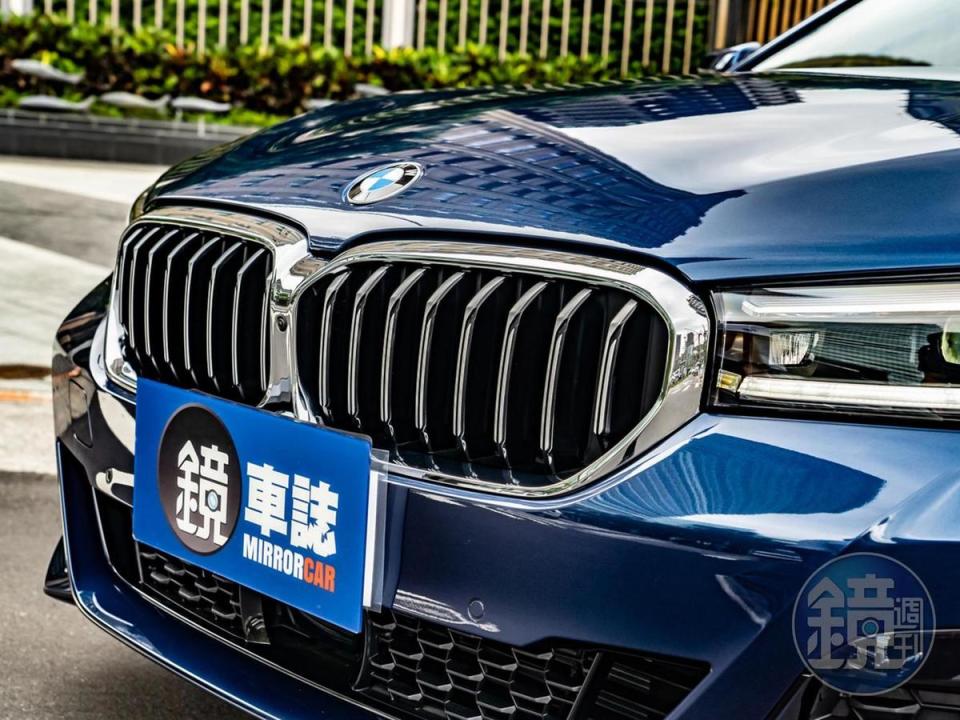 具備主動式進氣調節功能的BMW雙腎形水箱護罩，以一體式飾框包覆融入前保桿線條。