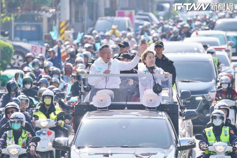 柯文哲在台南車隊掃街，上百位支持者騎車機車跟隨在後，場面壯觀。（圖／記者盧逸峰攝）