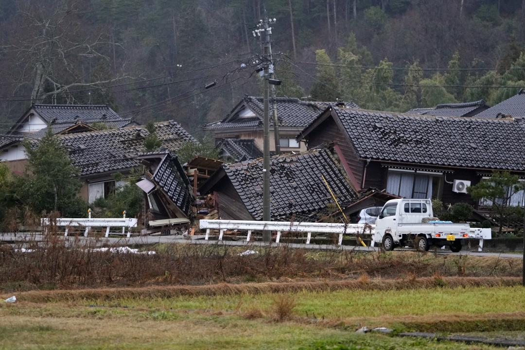 日本西部發生一系列強烈地震，造成建築物、車輛和船隻受損。 （美聯社資料照）