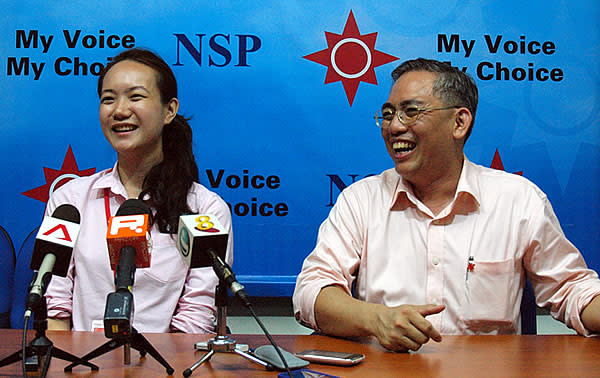 Goh Meng Seng and Nicole Seah talks about the election results. (Yahoo! photo/Peipei)