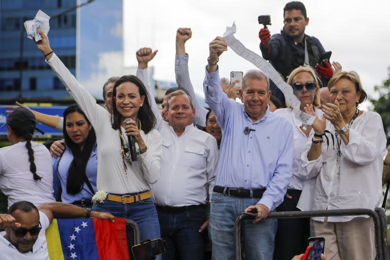 La líder opositora María Corina Machado y el candidato opositor Edmundo González sostienen actas de recuento de votos desde lo alto de un camión durante una concentración, el martes 30 de julio de 2024