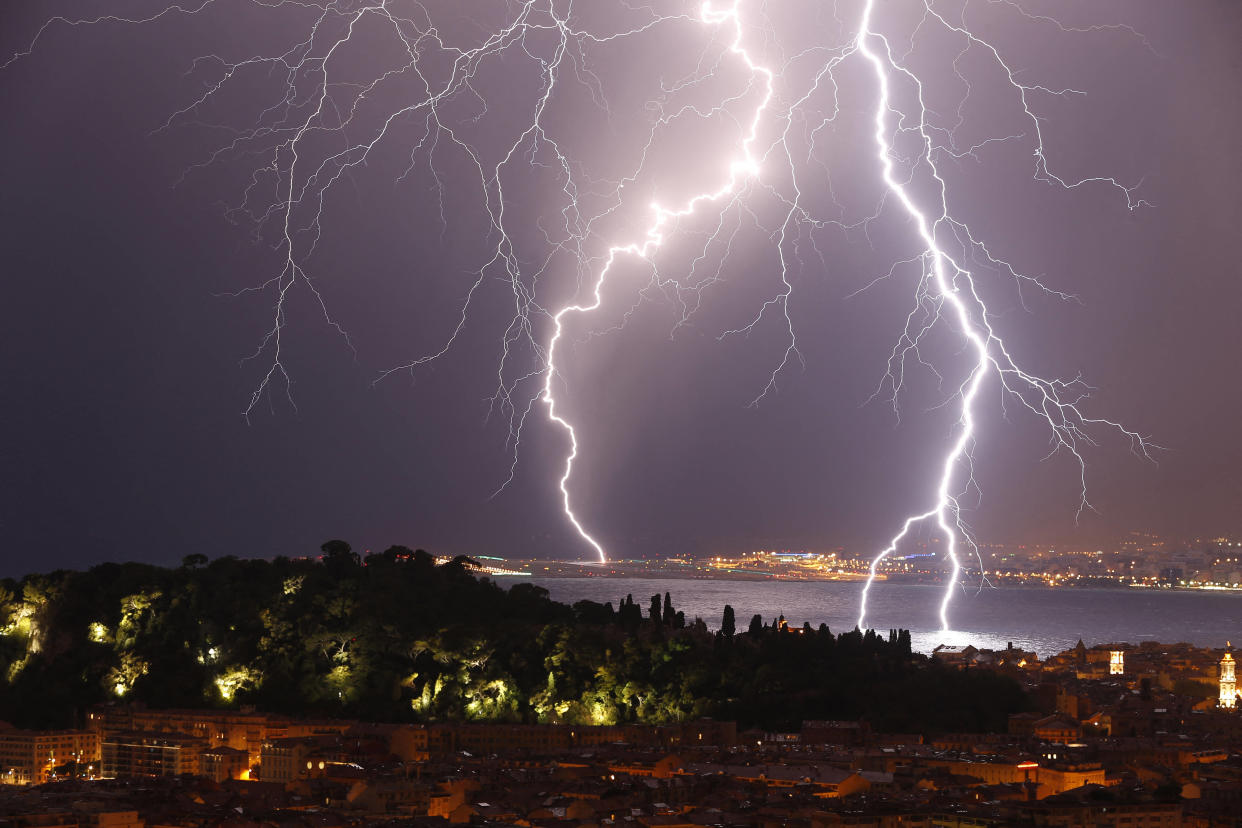 Photo d’illustration d’éclairs au-dessus de la Baie des Anges, à Nice, dans le sud-est de la France. 