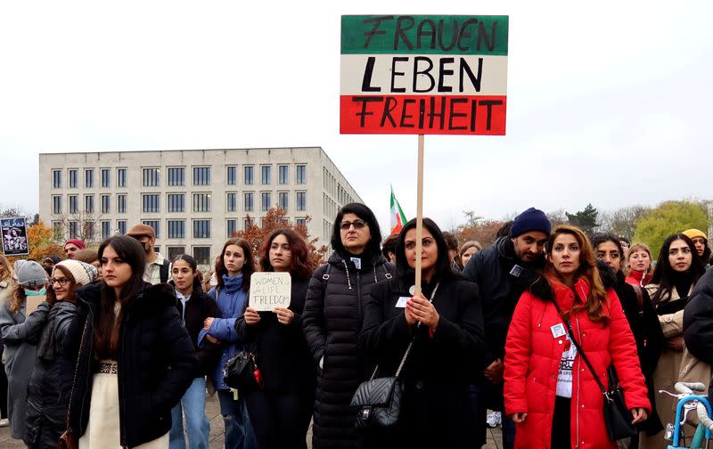 FOTO DE ARCHIVO: Imagen referencial de manifestantes protestando tras la muerte de Mahsa Amini en Irán, en Fráncfort