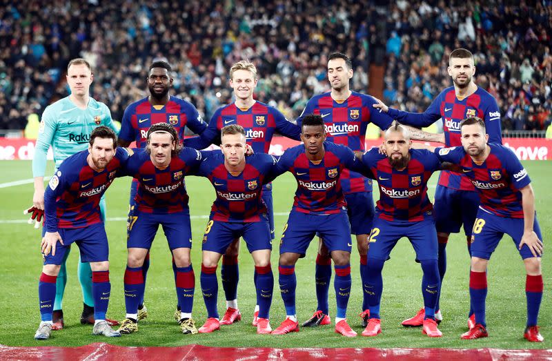 Imagen de archivo del equipo del FC Barcelona posando para fotografías antes del partido contra el Real Madrid por la Liga Española de fútbol, en el estadio Santiago Bernabéu, Madrid, España