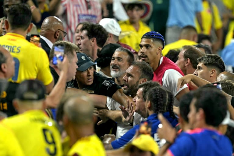 Ronald Araújo y otros futbolistas de Uruguay chocaron con aficionados de Colombia al término de su partido de semifinales en el Bank of America Stadium, en Charlotte, Carolina del Norte, el 10 de julio de 2024 (JUAN MABROMATA)