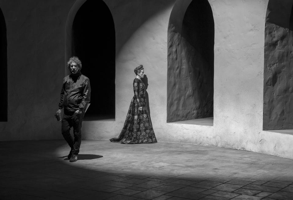 En esta imagen difundida por A24, el director Joel Coen, a la izquierda, y la actriz Frances McDormand en el set de "The Tragedy of Macbeth". (A24 vía AP)