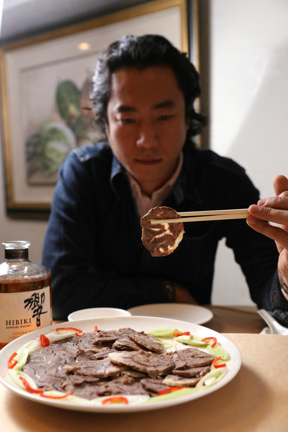 鼎珍坊滷牛腱（480元／份）肉嫩筋多香氣足，是尹德凱吃過最接近記憶中老味道的。搭配細緻平衡的響威士忌（1,300元／瓶）