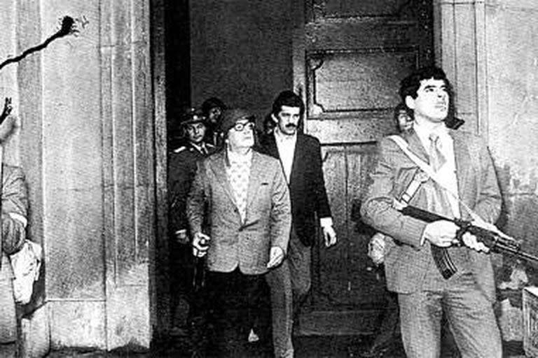 Los últimos momentos de Salvador Allende: con casco militar, dispuesto a defender el palacio de La Moneda, el 11 de septiembre de 1973