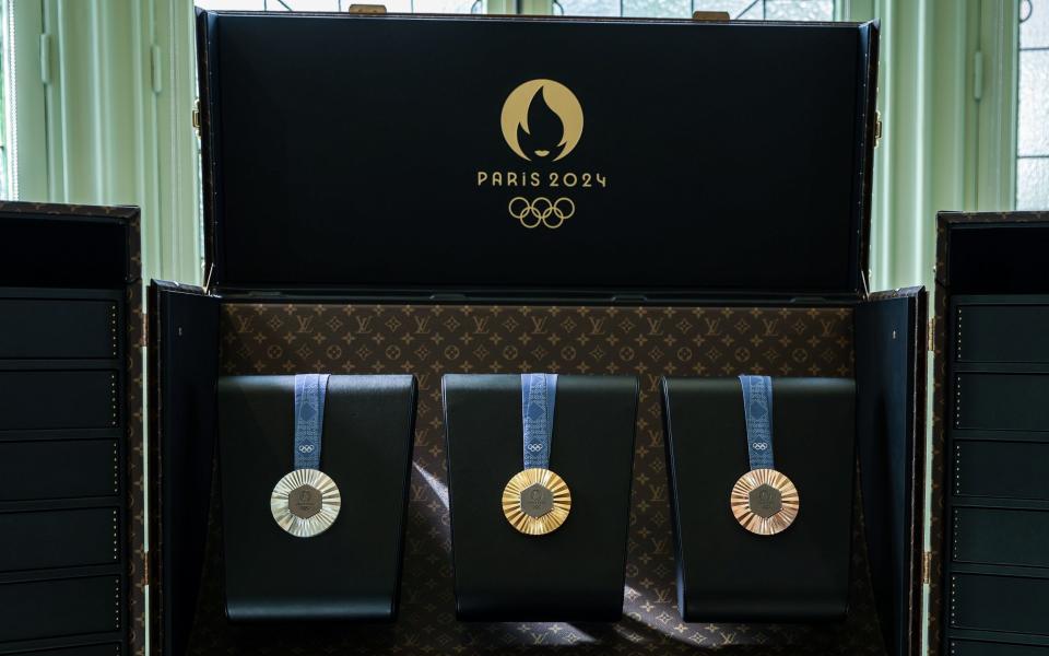 Um baú aberto exibe as medalhas dos Jogos Olímpicos de Paris 2024