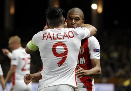 Foto del miércoles del delantero colombiano del Mónaco, Radamel Falcao García, celebrando junto a Kylian Mbappe tras marcar ante Borussia Dortmund. 19/4/17 La Juventus de Italia aguantó el miércoles en su visita al Barcelona, impidiendo otra remontada del equipo catalán, para meterse en las semifinales de la Liga de Campeones del fútbol europeo, instancia a la que también accedió el Mónaco. Reuters / Eric Gaillard