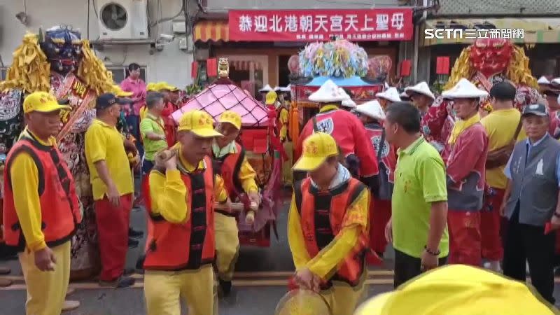 白沙屯拱天宮，慶祝今年建廟160周年，邀請北港朝天宮繞境通霄賜福。