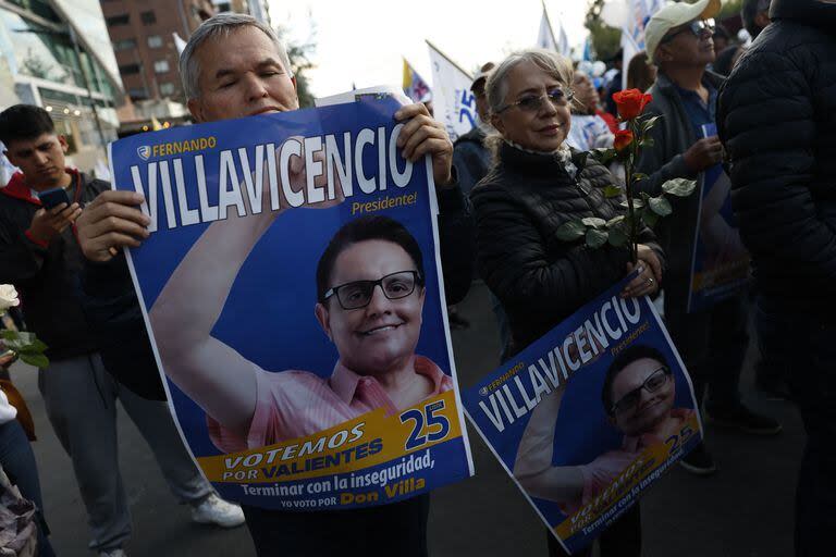 Carteles de Fernando Villavicencio en el cierre de campaña de Christian Zurita (Photo by MARTIN BERNETTI / AFP)