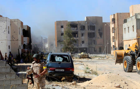 Fighters of Libyan forces allied with the U.N.-backed government gather at the eastern frontline of fighting with Islamic State militants, in Sirte, Libya, October 20, 2016. REUTERS/Ismail Zitouny