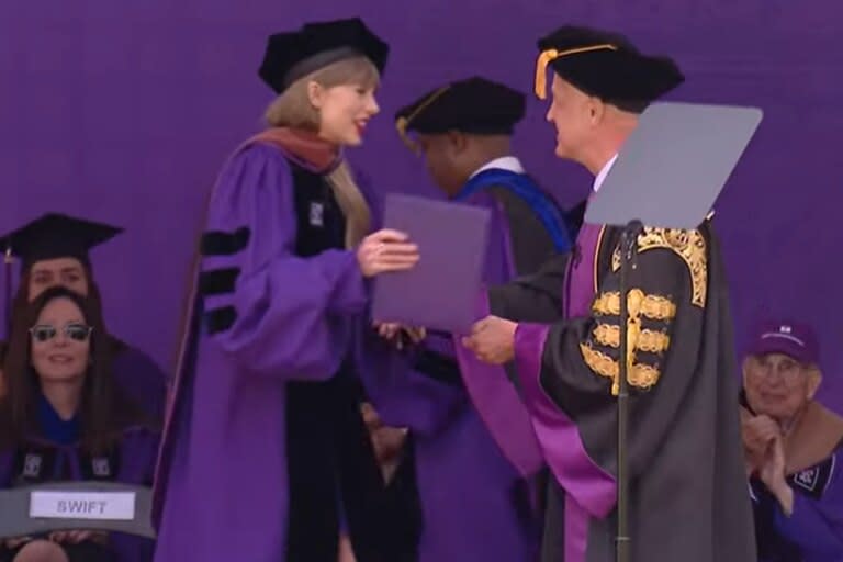 Taylor Swift mientras recibía el título