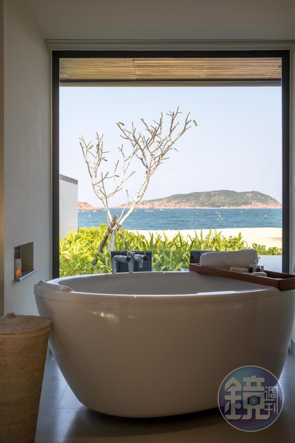 坐擁海景的超大蛋型浴缸，是別墅的一大亮點。