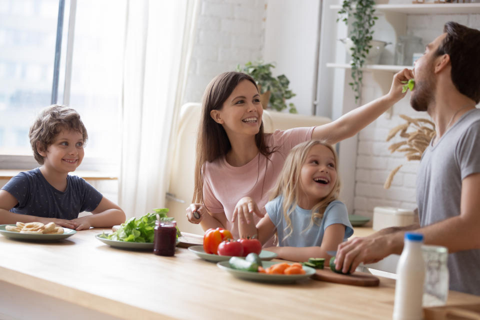 Varios estudios han demostrado una relación entre el horario de las comidas y la predisposición a padecer ciertas enfermedades como diabetes y obesidad. A esta disciplina, que consiste en respetar el ritmo natural del organismo e ingerir los alimentos cuando el cuerpo se encuentre más preparado para asimilarlos, se la conoce como crononutrición. (Foto: Getty)