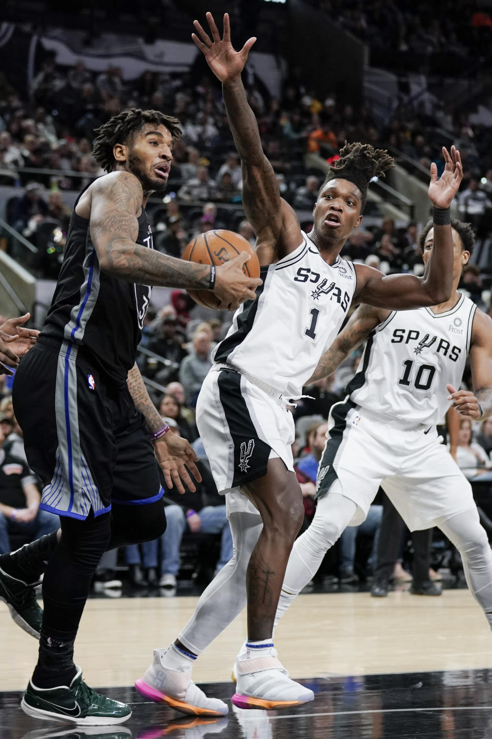 Golden State Warriors' Marquese Chriss, left, tangles with San Antonio Spurs' Lonnie Walker IV (1) during the first half of an NBA basketball game, Tuesday, Dec. 31, 2019, in San Antonio. (AP Photo/Darren Abate)