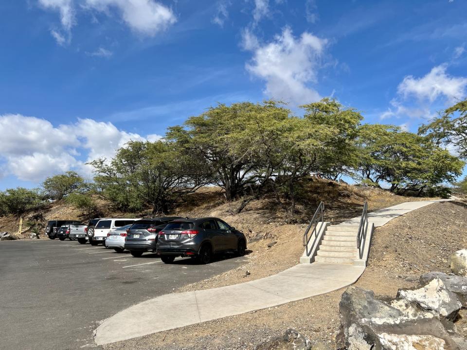 The parking lot to Hapuna beach with stairs and cars