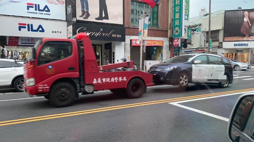 嘉義一台警車被拖吊車拖走。（圖／翻攝自嘉義綠豆大小事臉書）