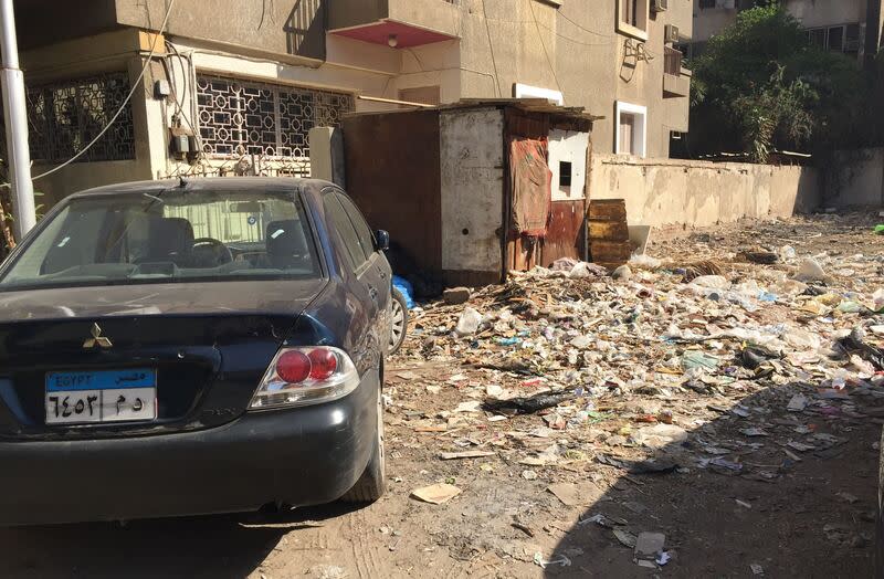 開羅市區道路任意拋棄的垃圾 開羅市區到處可見任意拋棄的垃圾堆。現在埃及政府 積極建立中間轉運站，由垃圾收集單位負責整理後， 再將可回收2次利用的物資轉運到回收單位。 中央社記者施婉清開羅攝  113年4月1日 