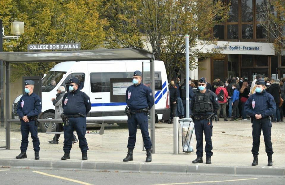 Des policiers devant le collège de Conflans-Sainte-Honorine où exerçait Samuel Paty, décapité par un islamiste le 16 octobre 2020 - AFP / Bertrand Guay