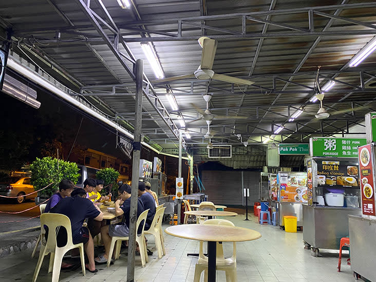 You will be surprised but at 5.30am, there are customers slurping down the curry mee at the almost empty coffee shop