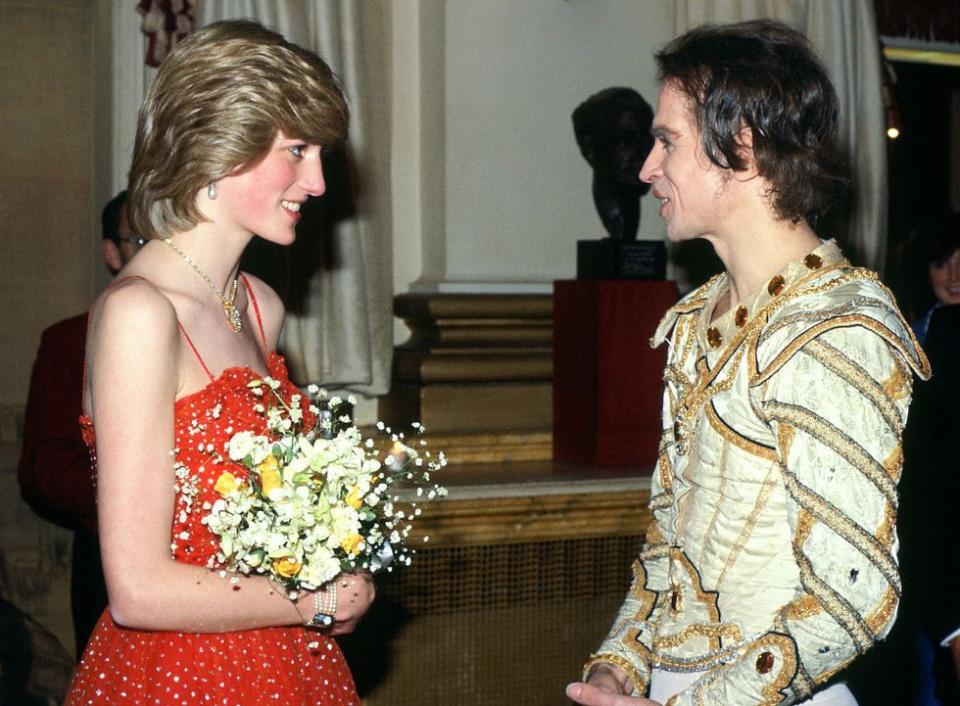 <p>Princess Diana met famous Russian ballet dancer, Rudolf Nureyev, after his performance at the Royal Opera House. He wore his elaborate costume from the performance, while Diana opted for her own striking look in a red tulle dress.<br></p>