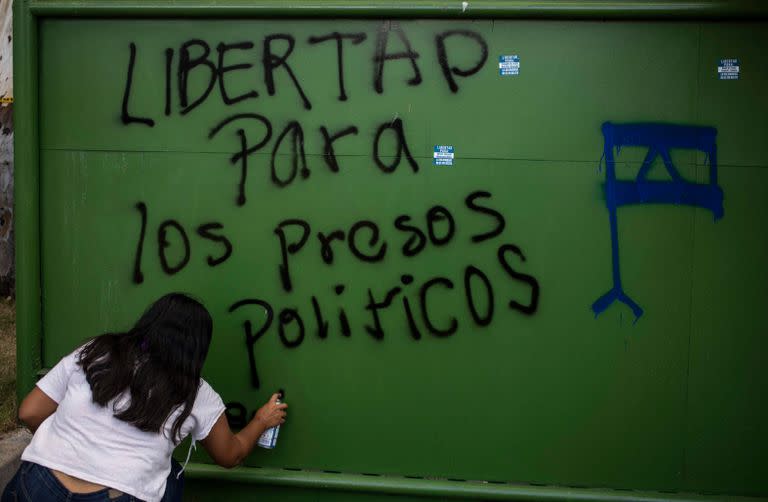 En esta foto de archivo tomada el 3 de febrero de 2020, estudiantes universitarios protestan exigiendo al gobierno del presidente nicaragüense Daniel Ortega la liberación de presos políticos en Managua.