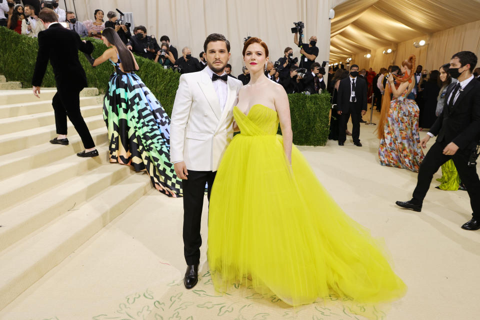 <p>Sobre et classique en veste de smoking blanc, Kit Harington était accompagné de son épouse Leslie Rose, toute de vert pistache vêtue. (Photo by Mike Coppola/Getty Images)</p> 