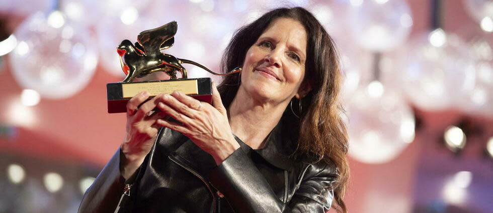 La documentariste Laura Poitras, samedi 10 septembre 2022, avec le Lion d’or de la 79e Mostra de Venise.  - Credit:STRINGER / Anadolu Agency via AFP