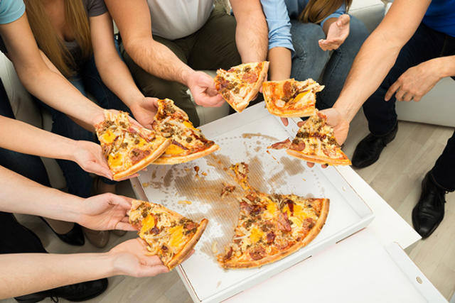 Una caja de pizza o una bombilla: ¿sabes realmente dónde reciclar