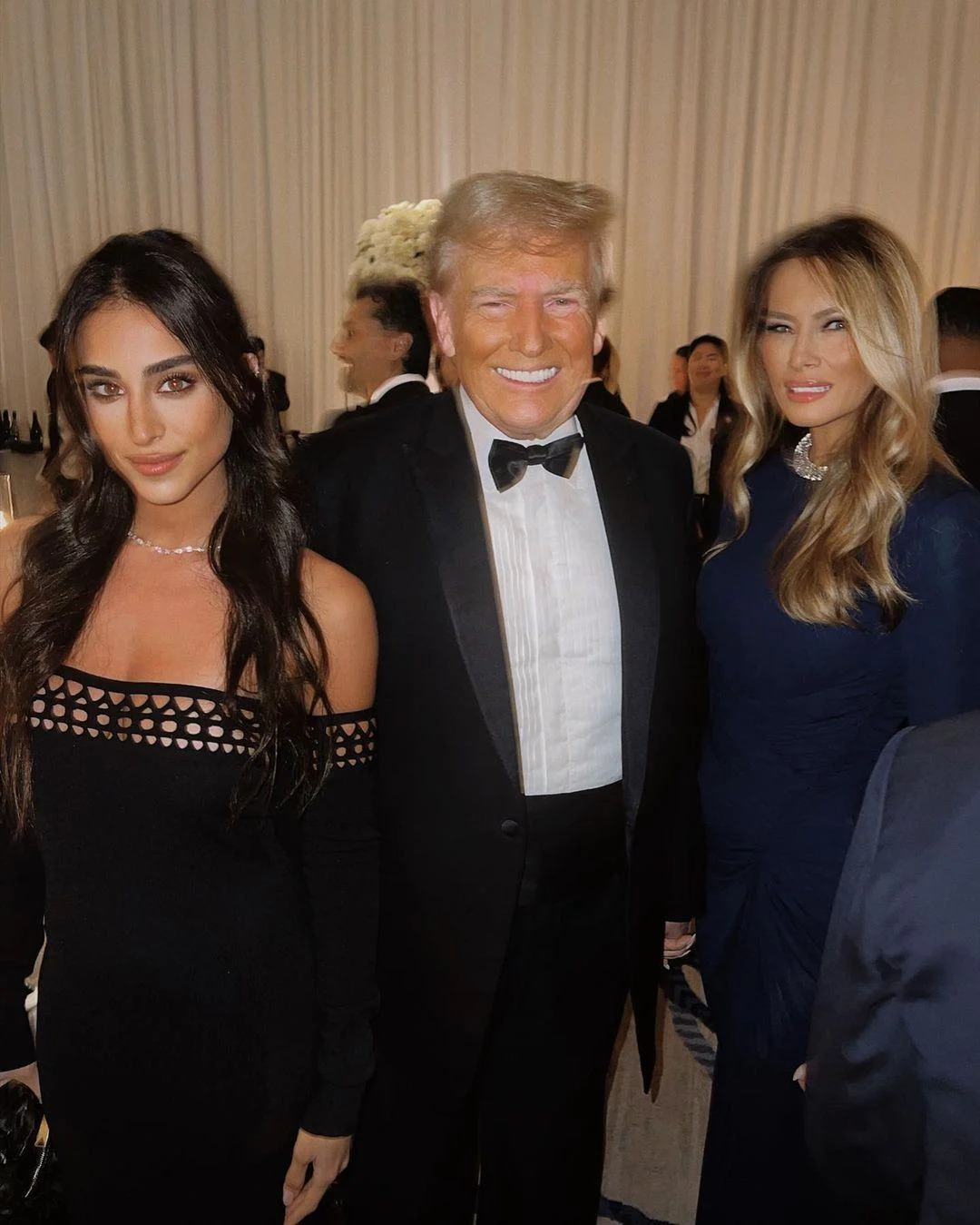 Melania Trump regresa valientemente al público con un vestido ajustado junto a Donald