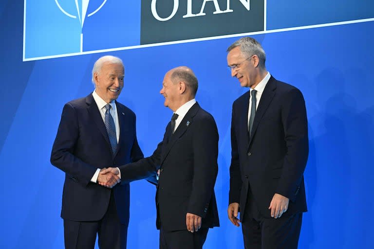 Olaf Scholz, canciller de Alemania, es recibido por el presidente Joe Biden y el Secretario general de la OTAN, Jens Stoltenberg, durante la cumbre de la OTAN en el centro de convenciones en Washington.