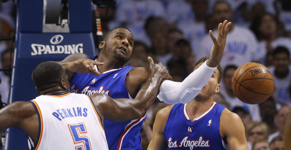 Los Angeles Clippers forward Glen Davis (0) and Oklahoma City Thunder center Kendrick Perkins (5) reach for the ball in the first quarter of Game 5 of the Western Conference semifinal NBA basketball playoff series, in Oklahoma City on Tuesday, May 13, 2014. (AP Photo)