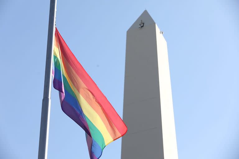 La bandera del orgullo Lgbtiq+ fue izada en el Obelisco, en el marco de las jornadas porteñas por la diversidad por el Día de Lucha contra la Discriminación