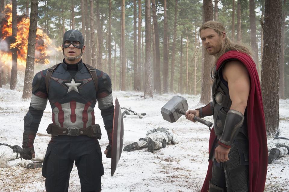 "Avangers: Age of Ultron" (2015): Auf Platz zwölf thronen mit 1,40 Milliarden US-Dollar die "Avengers" um Captain America (Chris Evans, links) und Thor (Chris Hemsworth), die 2015 ihr zweites Abenteuer erlebten. (Bild: Disney / Marvel / Jay Maidment)