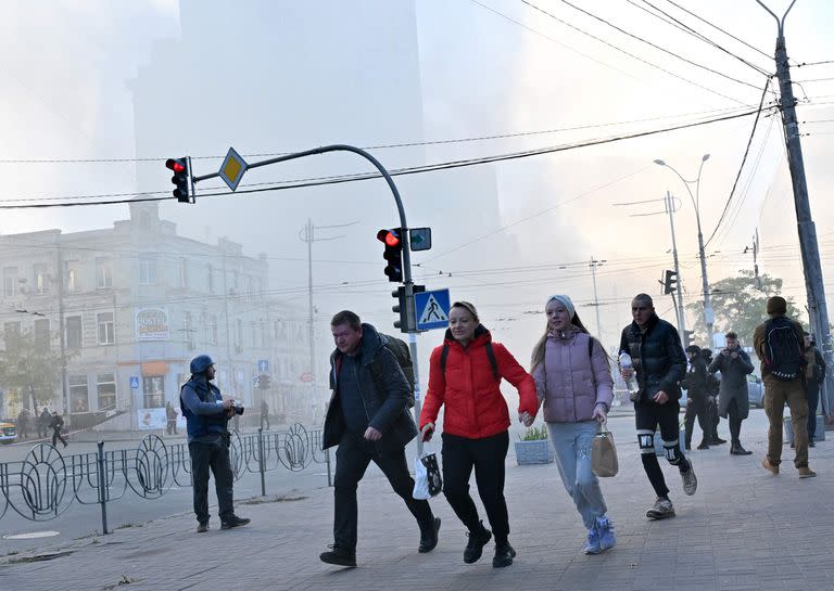 Residentes locales huyen tras un ataque con drones en Kiev el 17 de octubre de 2022, en medio de la invasión rusa de Ucrania.