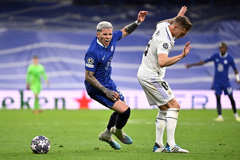 Enzo Fernández disputa la pelota con el alemán Toni Kroos, en la ida de los cuartos de final de la Champions League 2022-23
