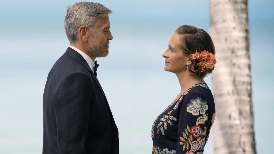 TICKET TO PARADISE, from left: George Clooney, Julia Roberts, 2022. ph: Vince Valitutti / © Universal Pictures / Courtesy Everett Collection