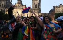 <p>Distintos contingentes e integrantes de la comunidad LGBTTTIQ+ comienzan a llegar a las inmediaciones del Ángel de la Independencia, para participar en la marcha del Orgullo 2022.</p> 