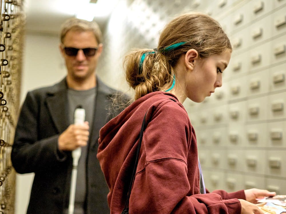 "Blind ermittelt: Tod im Kaffeehaus": Alexander Haller (Philipp Hochmair) wartet, während Luna (Chiara Bauer-Mitterlehner, r.) den Inhalt des Schließfachs ihres verstorbenen Vaters duchsieht. (Bild: ARD Degeto/Mona Film/Tivoli Film/Philipp Brozsek)