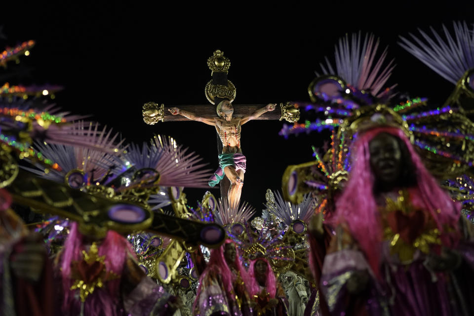 Miembros de la escuela de samba Mangueira desfilan durante las celebraciones del Carnaval en el sambódromo en Río de Janeiro, Brasil, el lunes 24 de febrero de 2020. (AP Foto/Leo Correa)