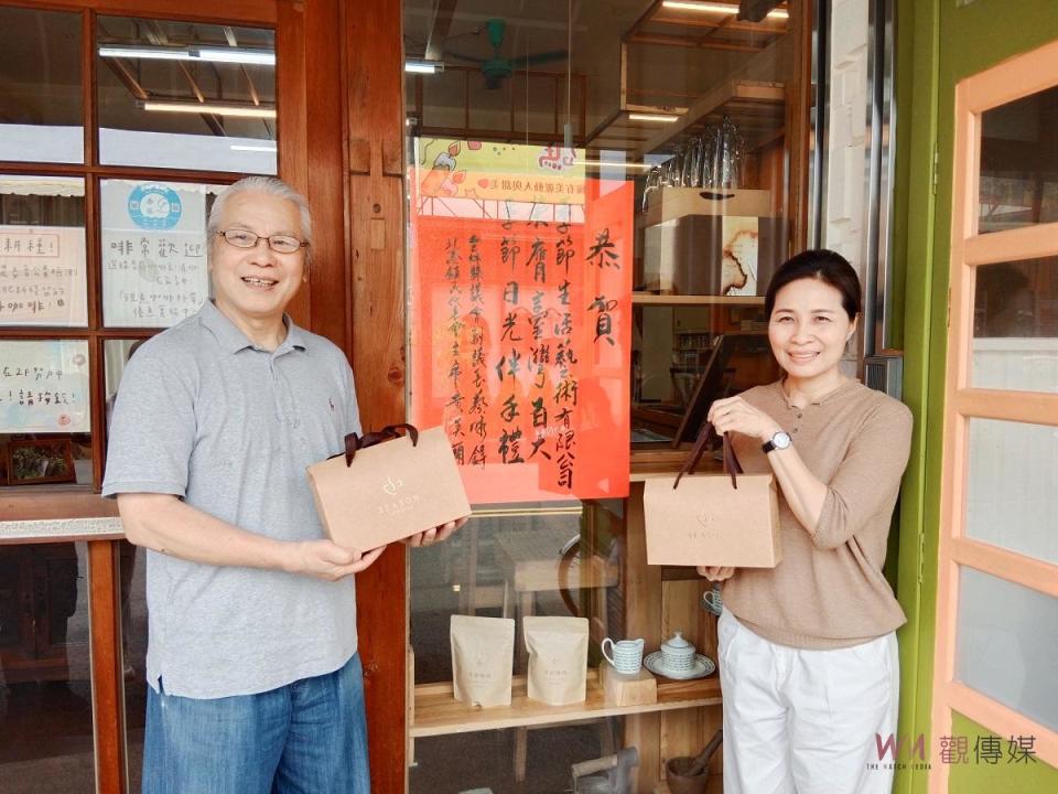 季節咖啡店老闆田高瑞今年首次以「季節日光」參賽，自行研發製作大濾掛耳包咖啡，透過完美的六道工序烘焙，可濃郁獨享亦可兩人分享，簡單手沖即可享用醇淨甘甜的好咖啡，經評比入選為112年度台灣百大伴手禮。田高瑞表示，回來開咖啡店是興趣，也是為多年前的夢想及發展自己的品牌，很高興有機會參加比賽也感謝主辦單位及評審的肯定，同時也感謝副議長蔡咏鍀、北港鎮民代表主席黃美蘭，第一時間致贈紅榜祝賀。