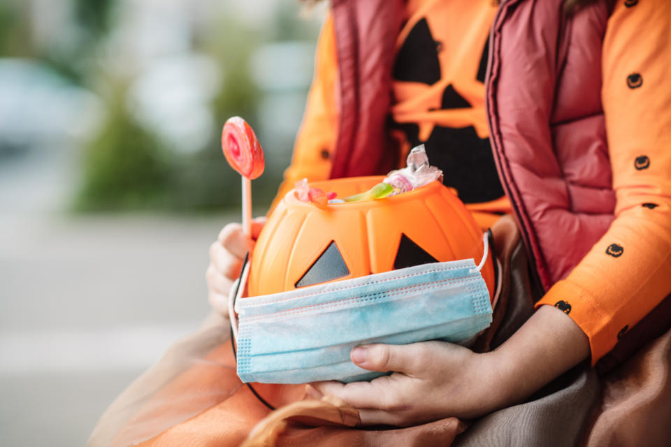 Die Halloween-Beute teilen? Das taten Kids ganz freiwillig, als sie ein rührendes Schild sahen. (Bild: Getty Images)